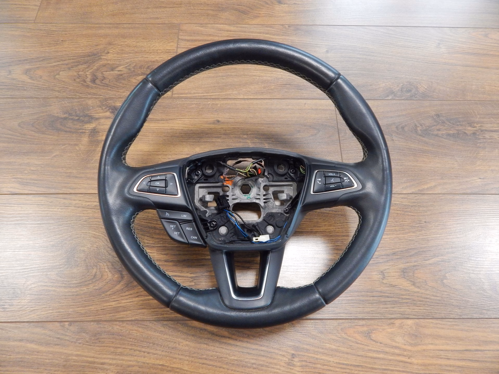 Czy Ford Kuga ma podgrzewaną kierownicę?