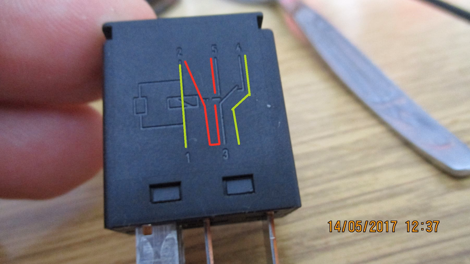 Który przekaźnik steruje sprężarką klimatyzacji?