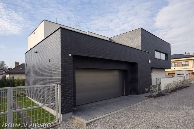 Ile kratek wentylacyjnych w garażu?