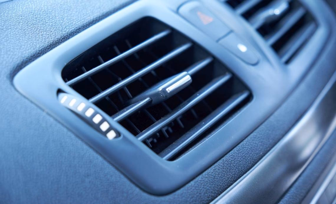 Dlaczego mój samochód śmierdzi, gdy włączam ogrzewanie?