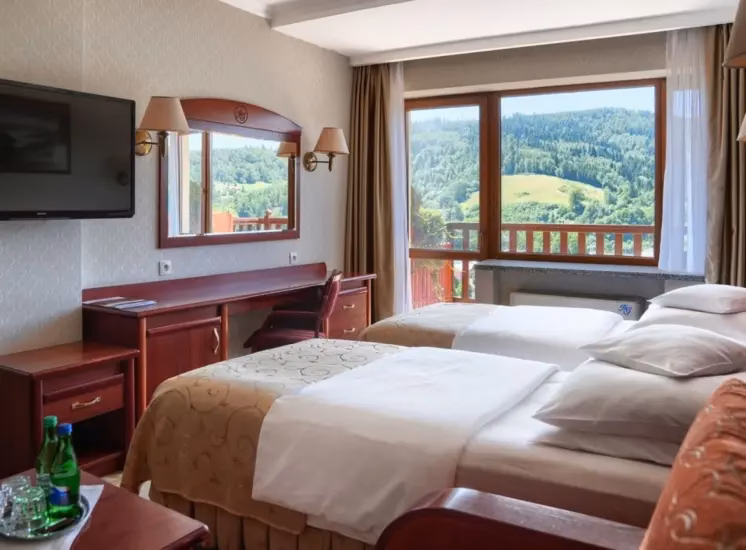 Jakie są godziny posiłków w Hotelu Gołębiewski Wisła?