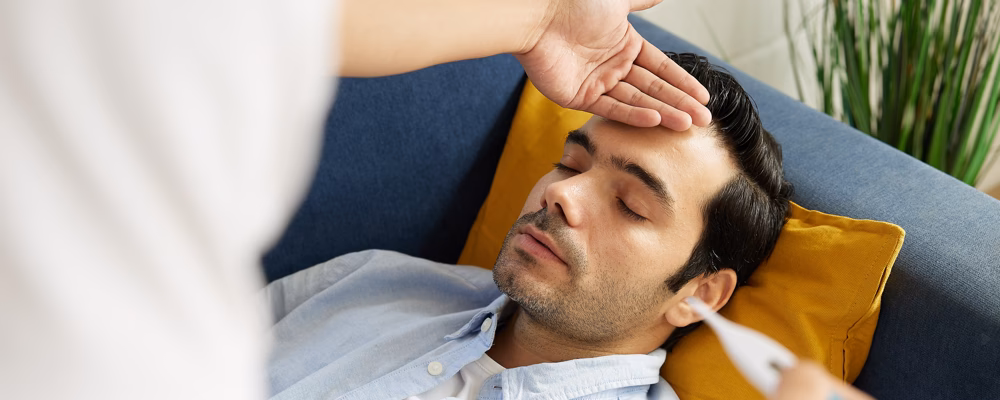 Czy podczas gorączki leżeć pod kołdrą?