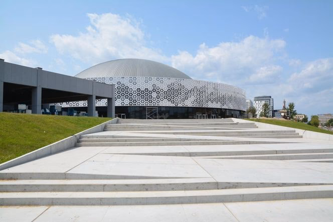 Do kogo należy hala Urania?