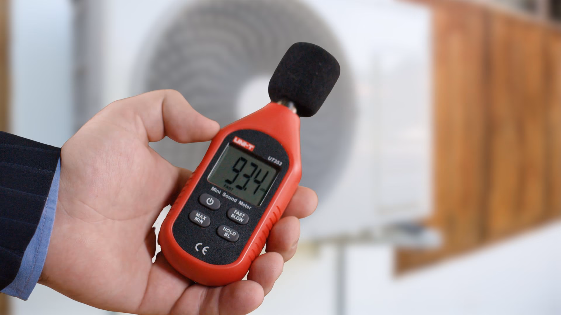 Czy klimatyzator na balkonie może hałasować?