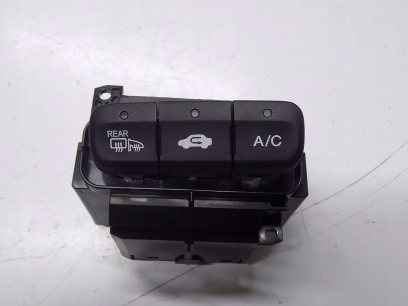 Dlaczego klimatyzacja w moim samochodzie Honda Fit nie dmucha zimnym powietrzem?