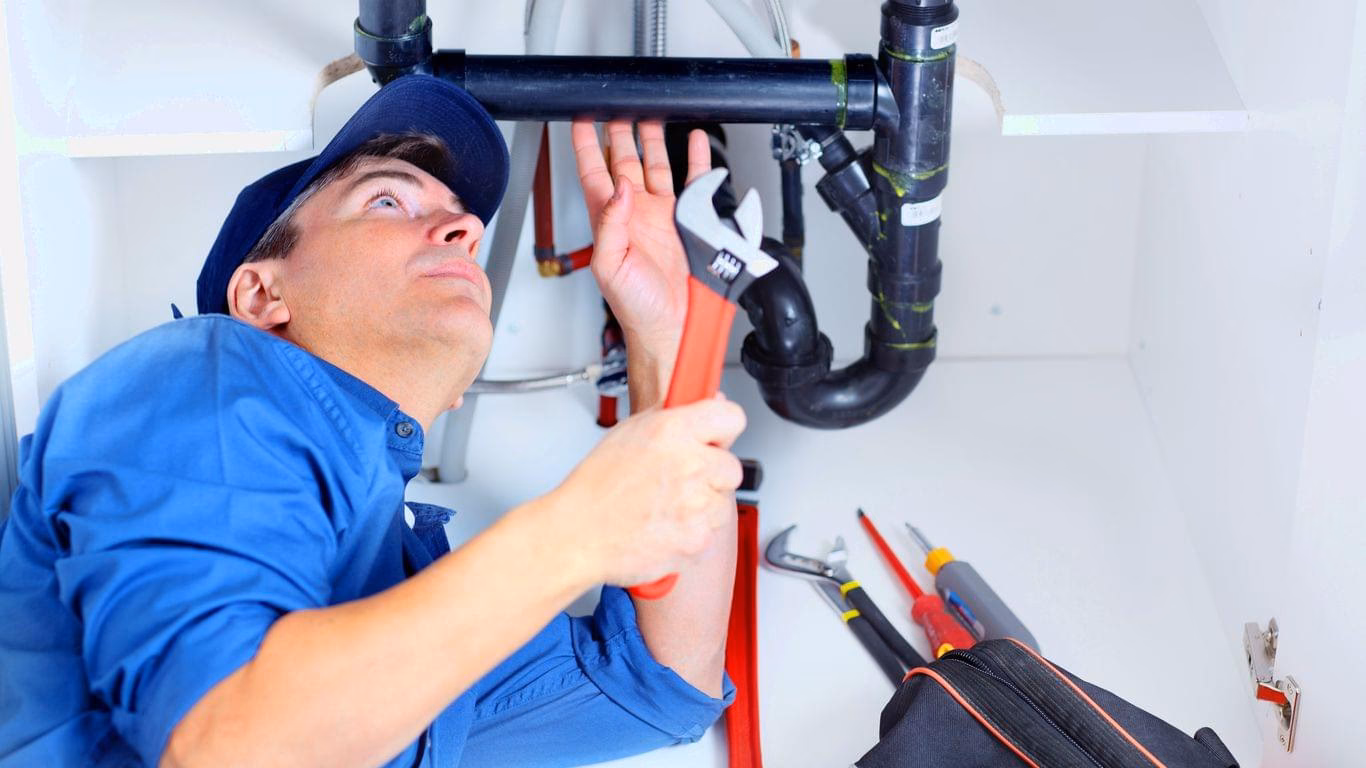 Ile zazwyczaj pobierają hydraulicy za godzinę?