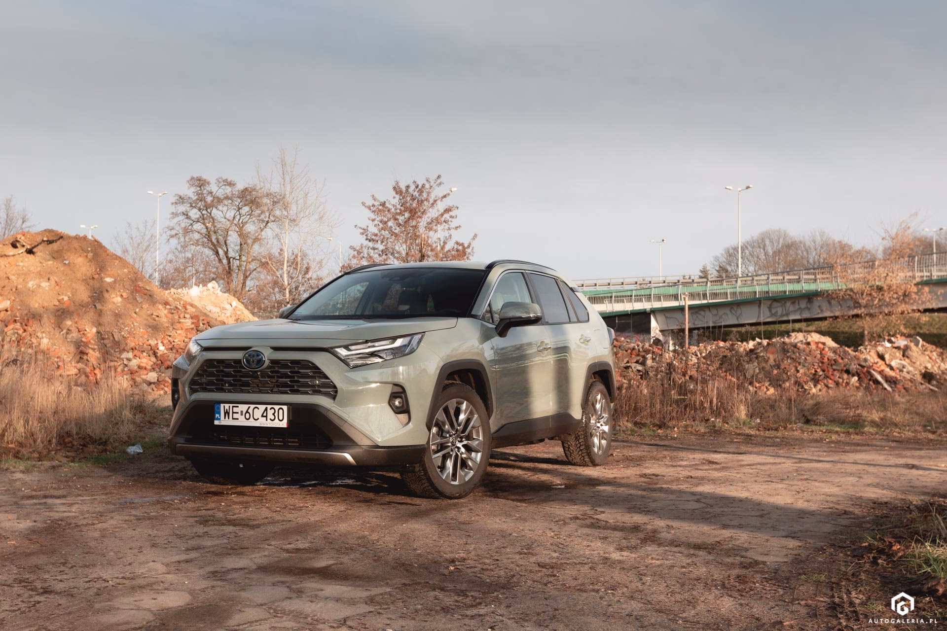 Ile czynnika do klimatyzacji Toyota RAV4?