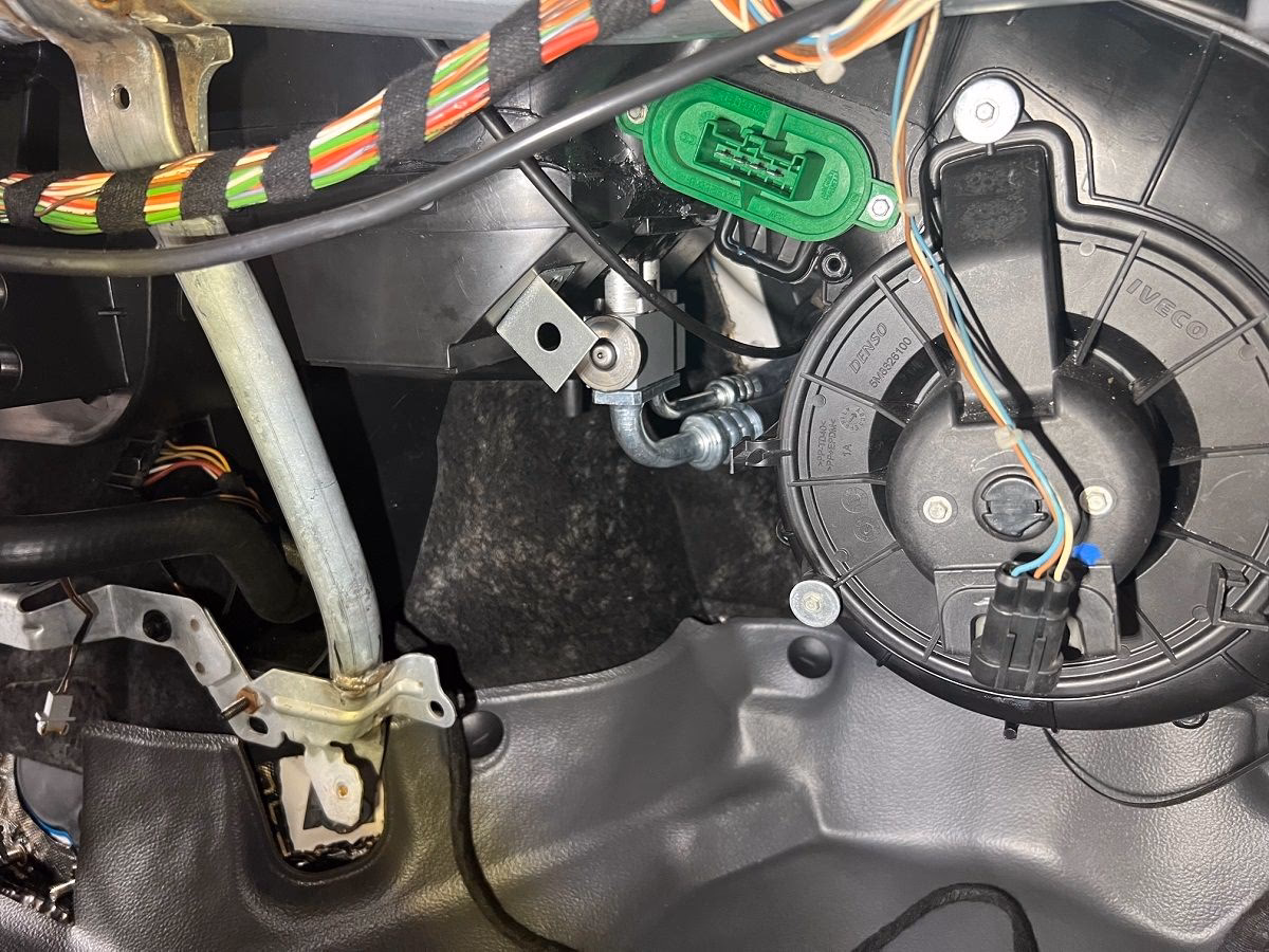 Gdzie jest rezystor dmuchawy w Iveco Daily?