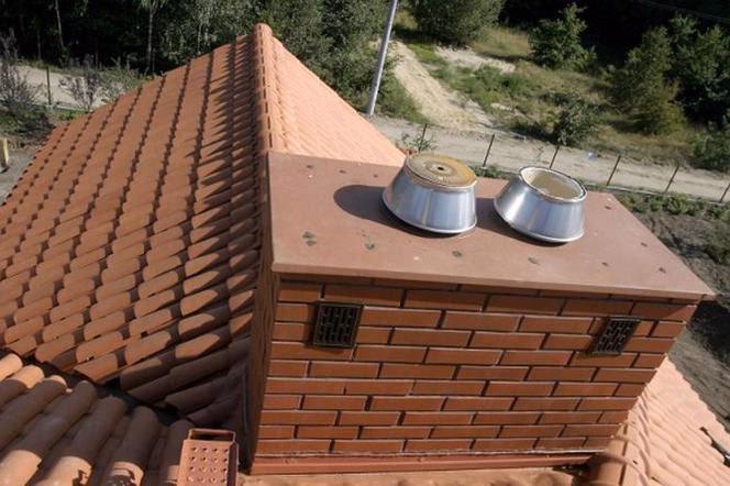 Czy komin może być połączony ze ścianą?