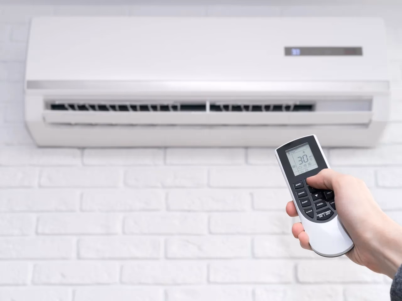 Czy mogę odprowadzać powietrze z przenośnej klimatyzacji przez otwór wentylacyjny suszarki?