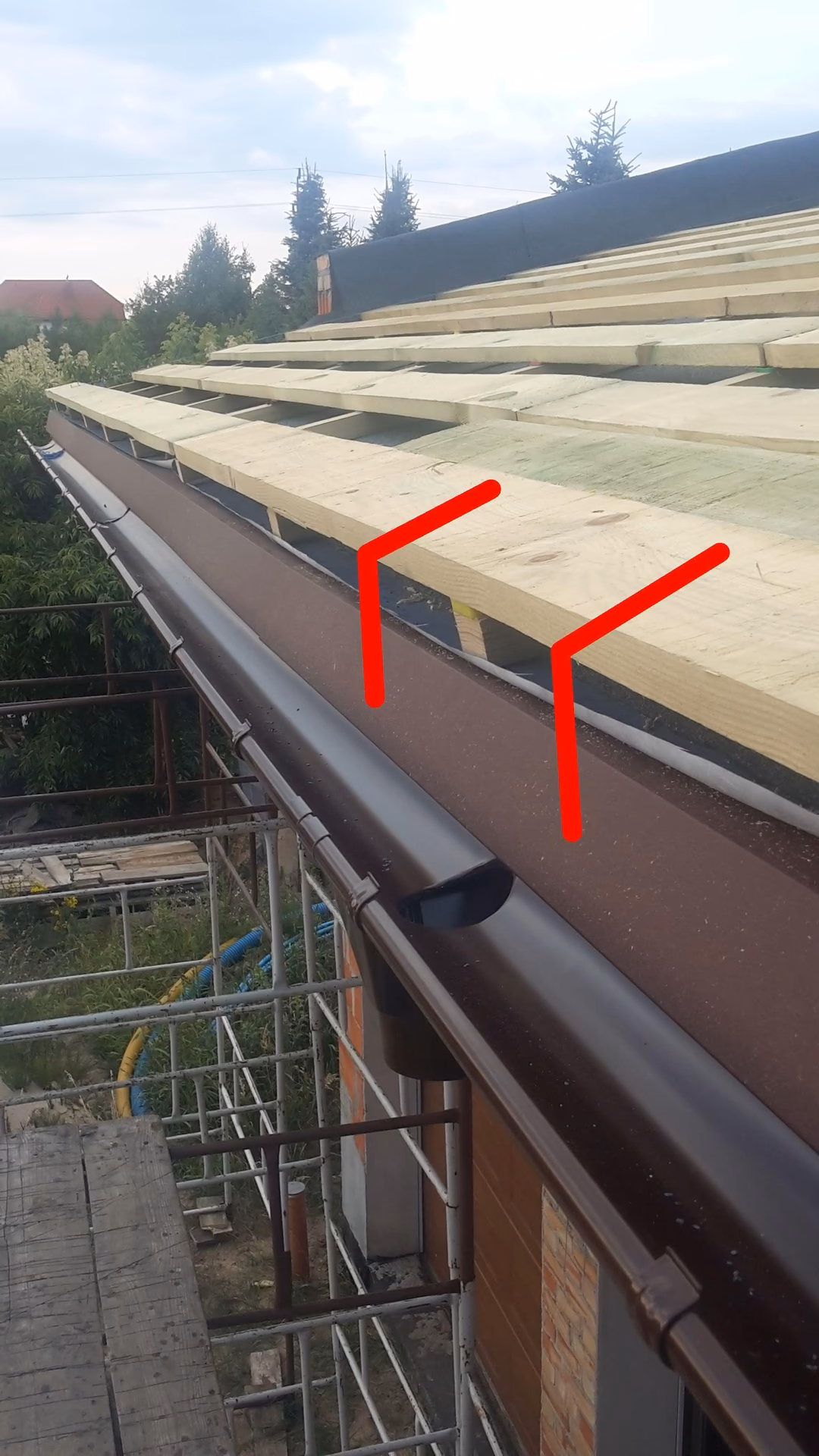 Czym przykręcić pas nadrynnowy?