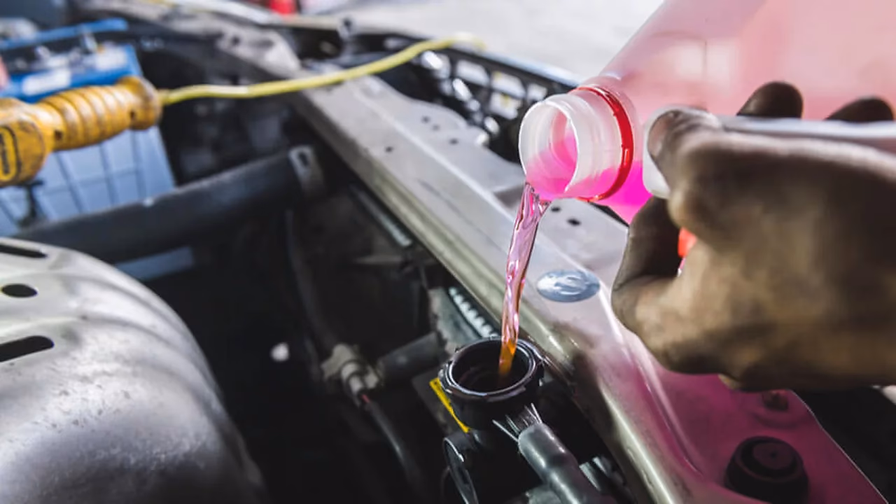 Jakie są przyczyny pobierania płynu chłodniczego?