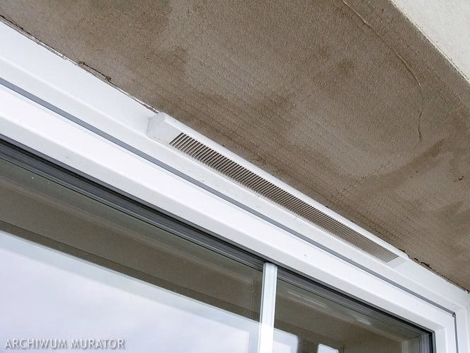 Jak powinny być ustawione wywietrzniki w oknach?