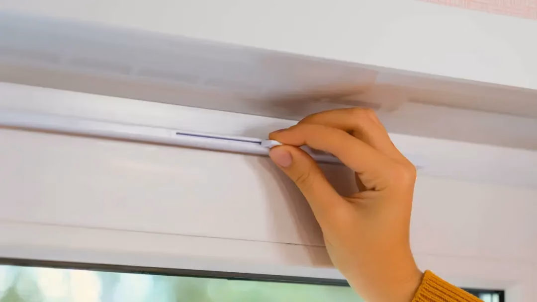 Jak powinny być ustawione wywietrzniki w oknach?