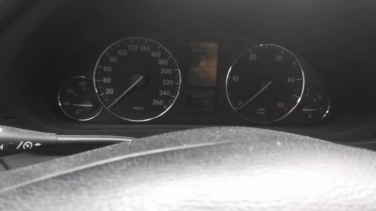 Gdzie znajduje się czujnik temperatury w Mercedesie W203?