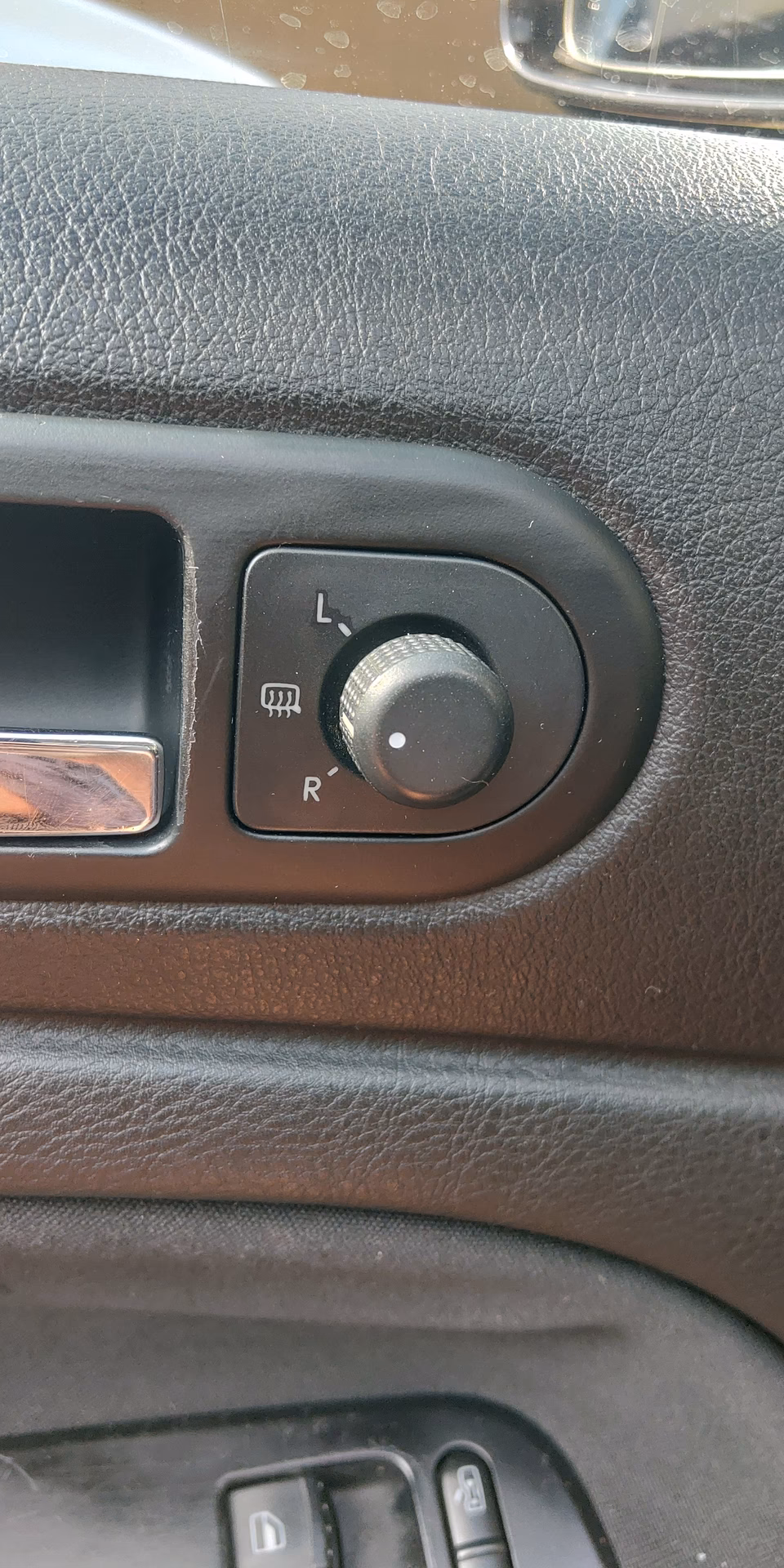 Czy Golf IV ma podgrzewane lusterka?