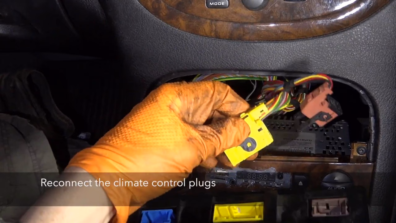 Gdzie jest rezystor dmuchawy w Peugeot 607?