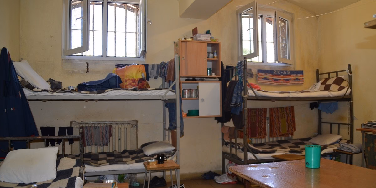 Czy w celi jest toaleta?