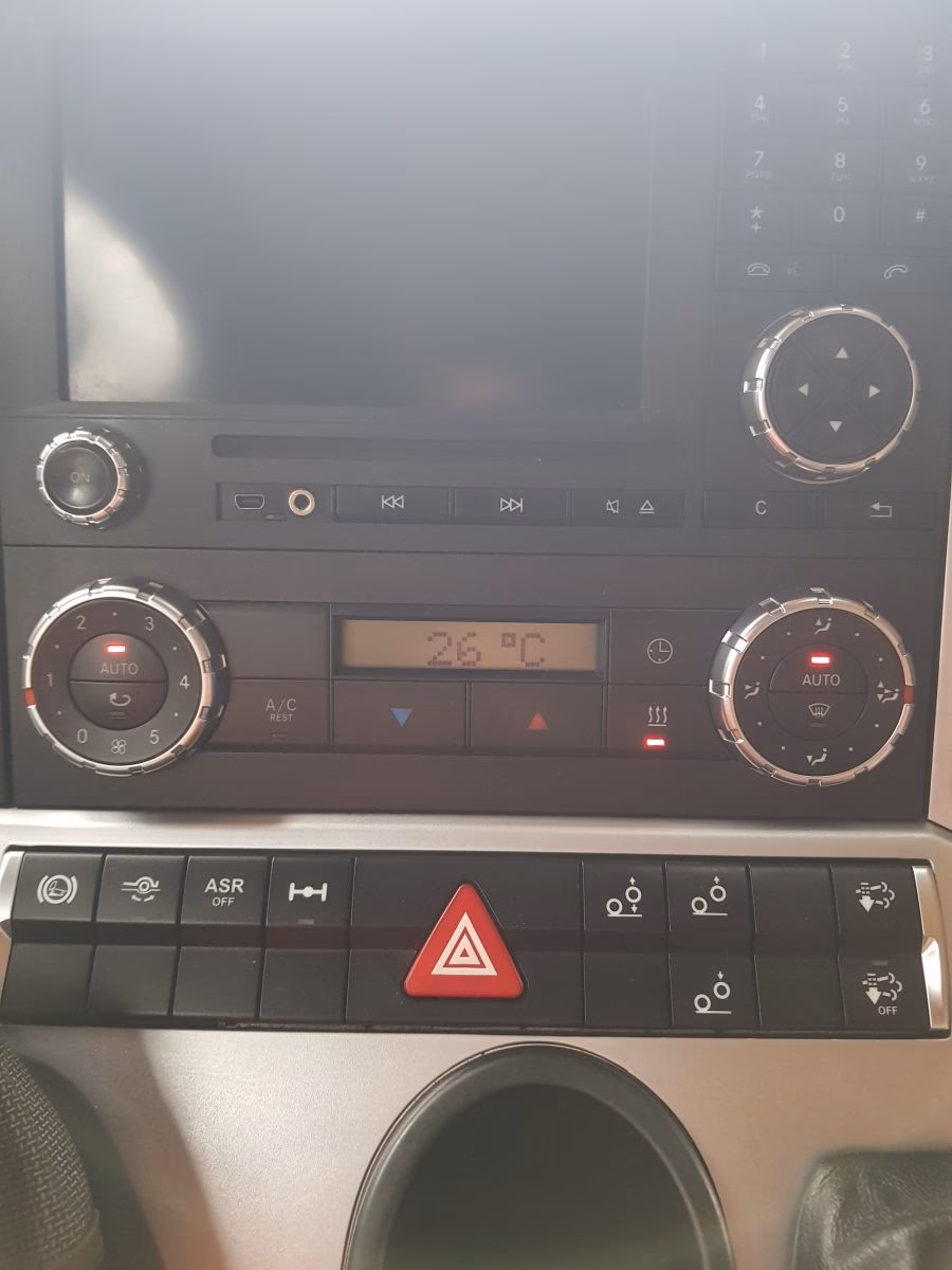 Gdzie jest czujnik od recznego Mercedes Arocs?