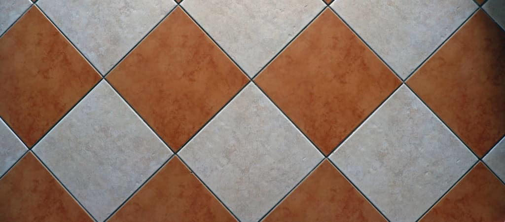 Jaką grubość kleju pod płytki na ogrzewanie podłogowe?