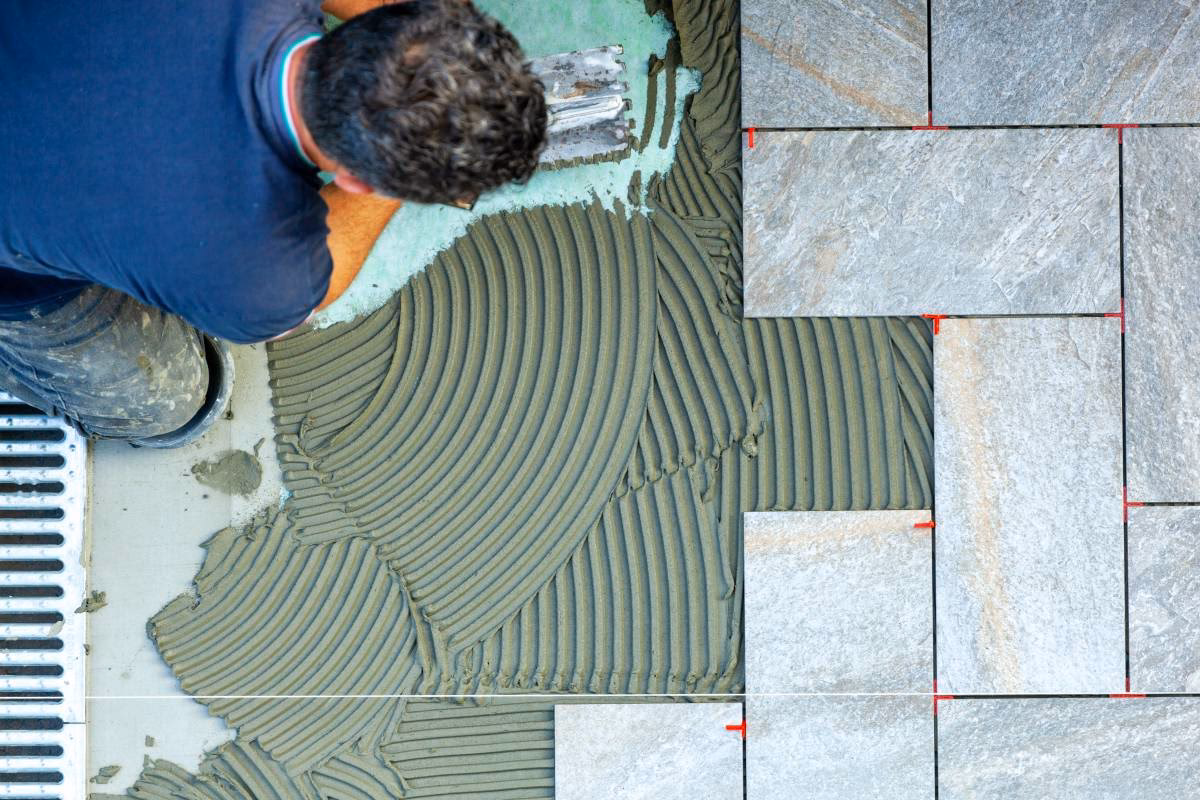 Jaki grunt pod płytki na ogrzewanie podłogowe?