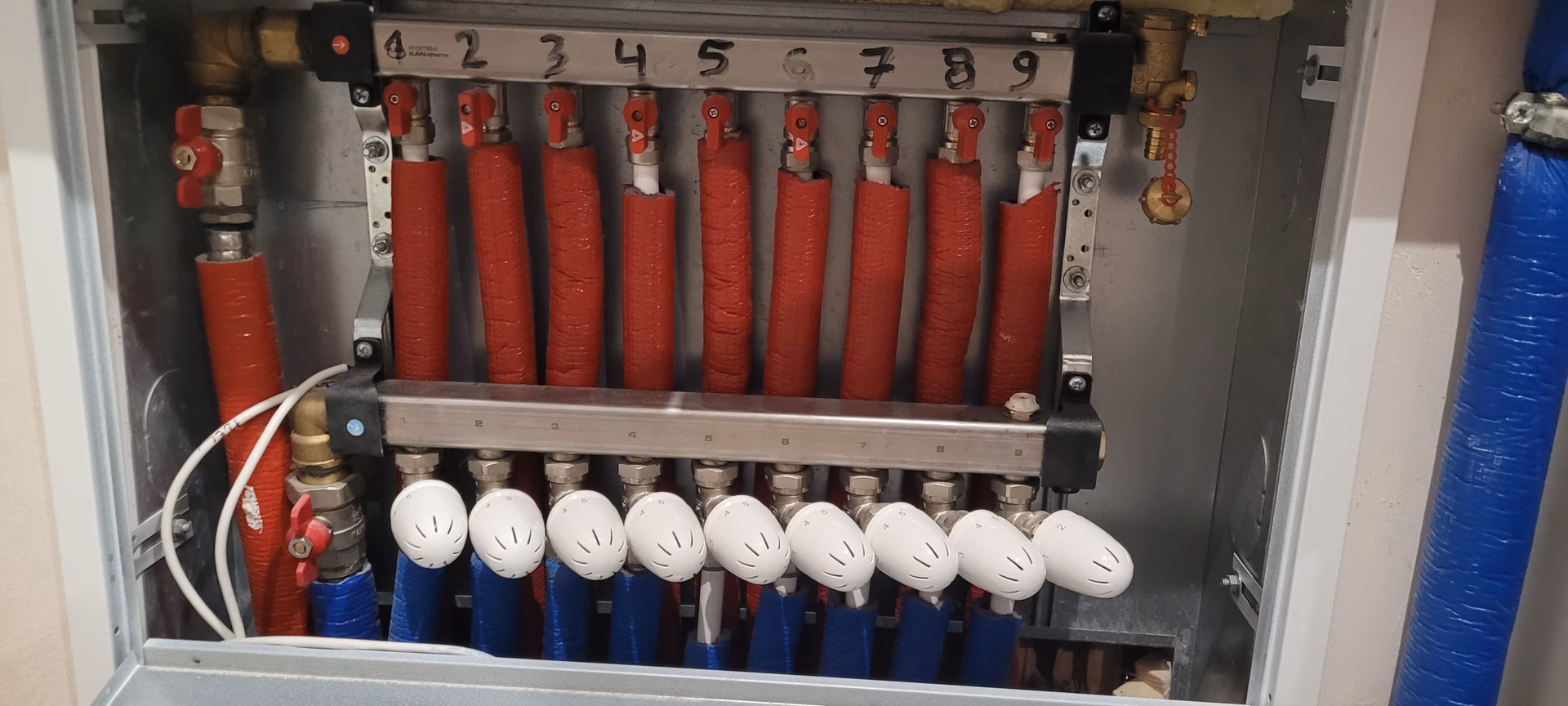 Jaki rozdzielacz do podłogówki mosiężny czy nierdzewny?