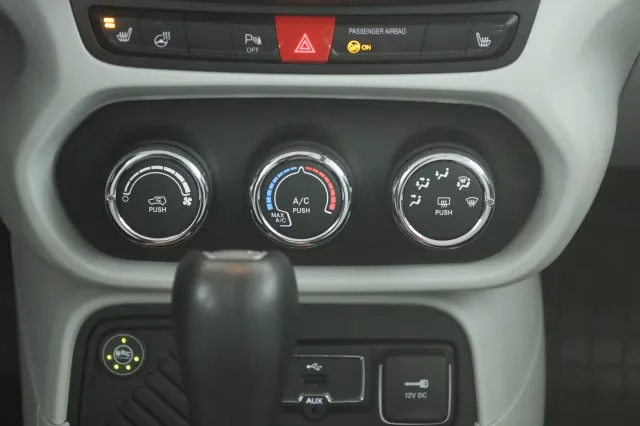 Dlaczego w moim Jeepie Renegade wydmuchuje się zimne powietrze?