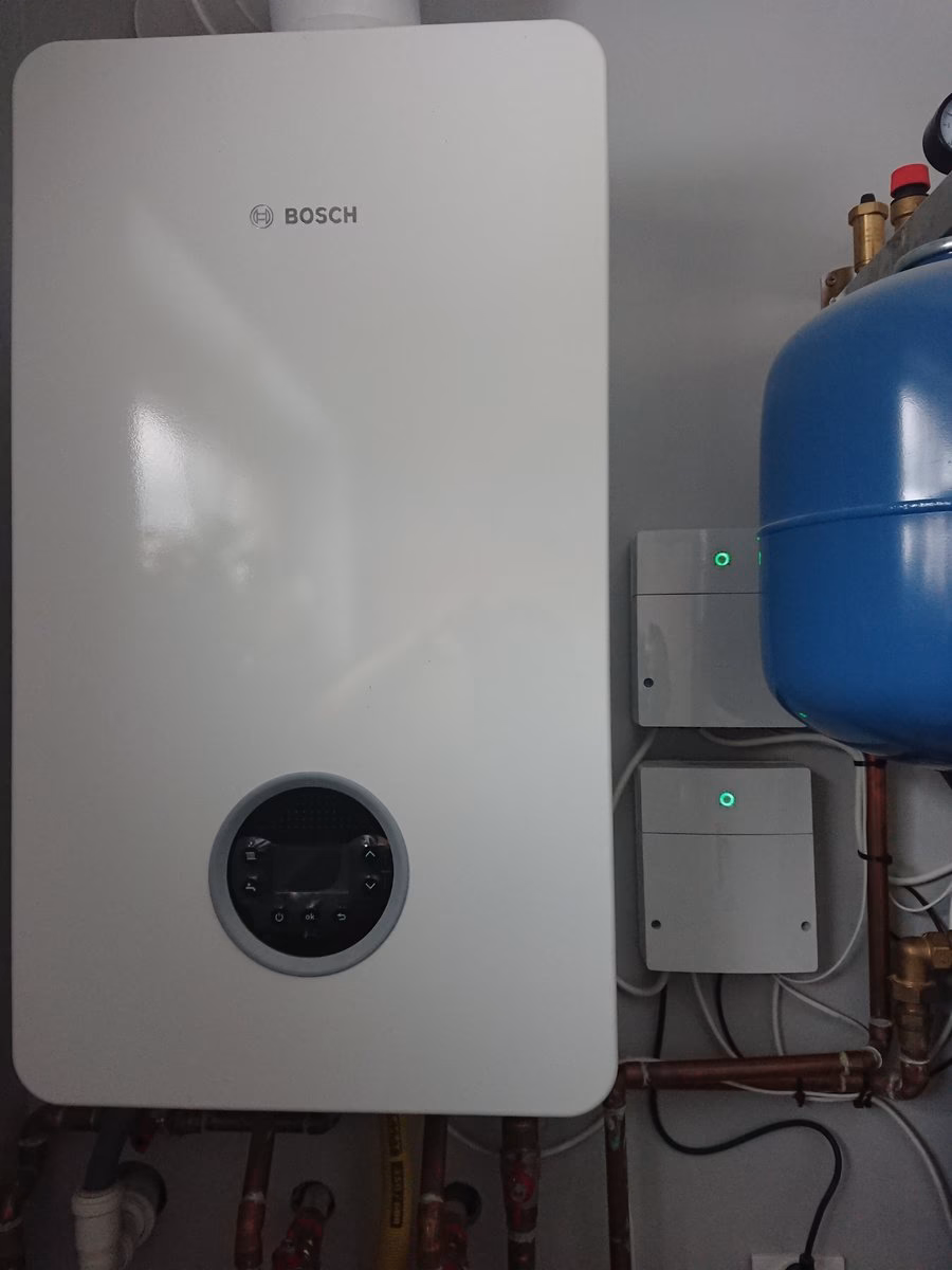 Jakiego typu wymiennik zamontowany jest w kotle Bosch Condens 2300iW?