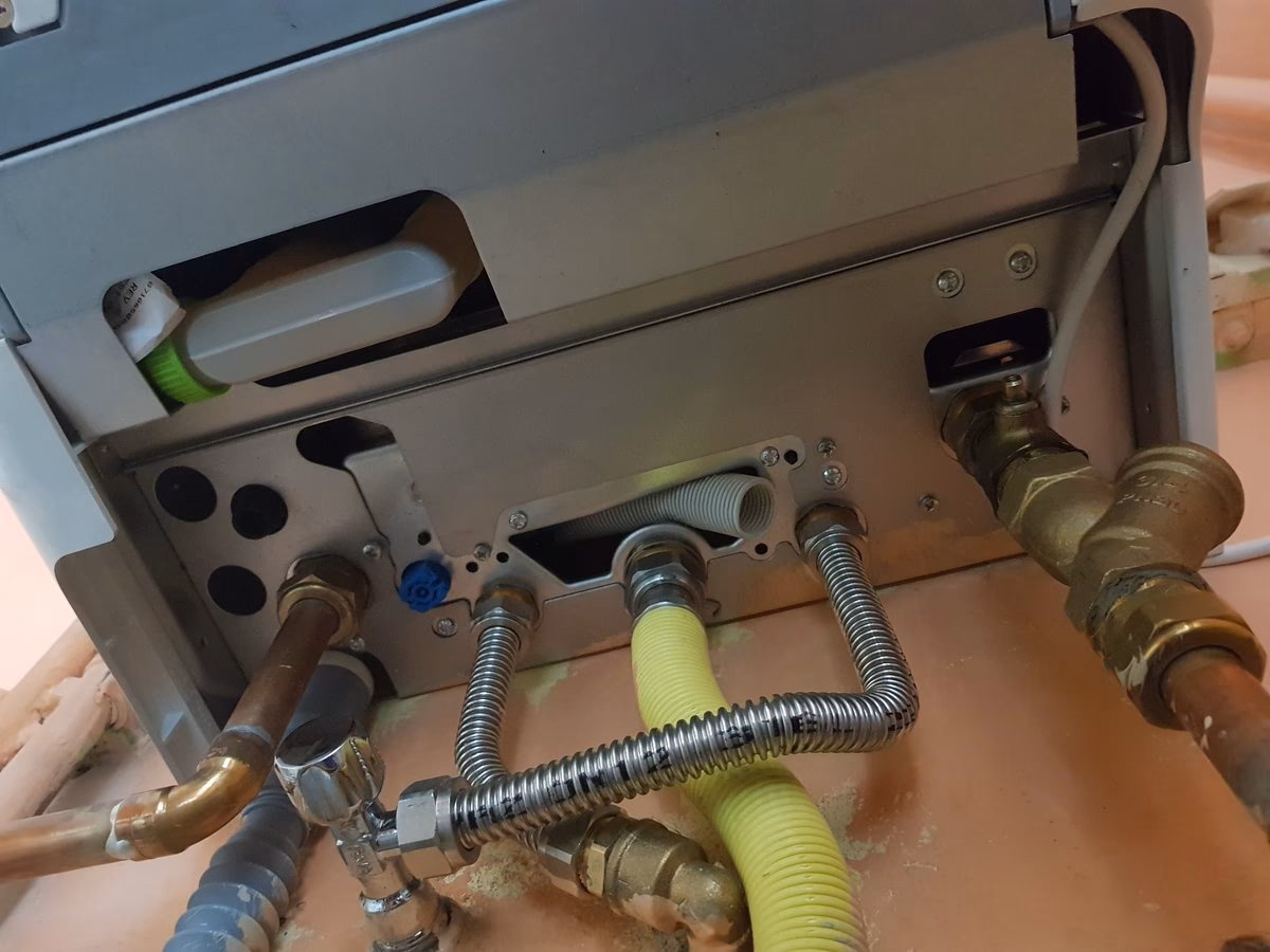 Jakiego typu wymiennik zamontowany jest w kotle Bosch Condens 2300iW?