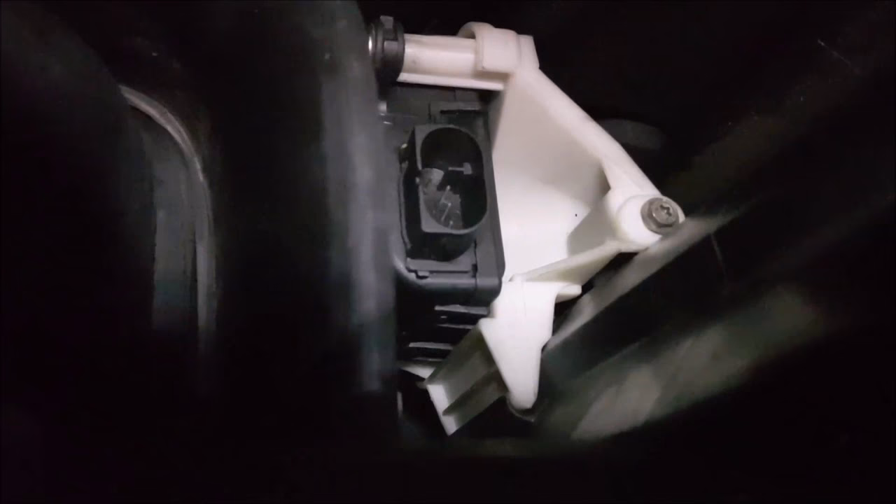 Gdzie znajduje się silniczek klap nawiewu?