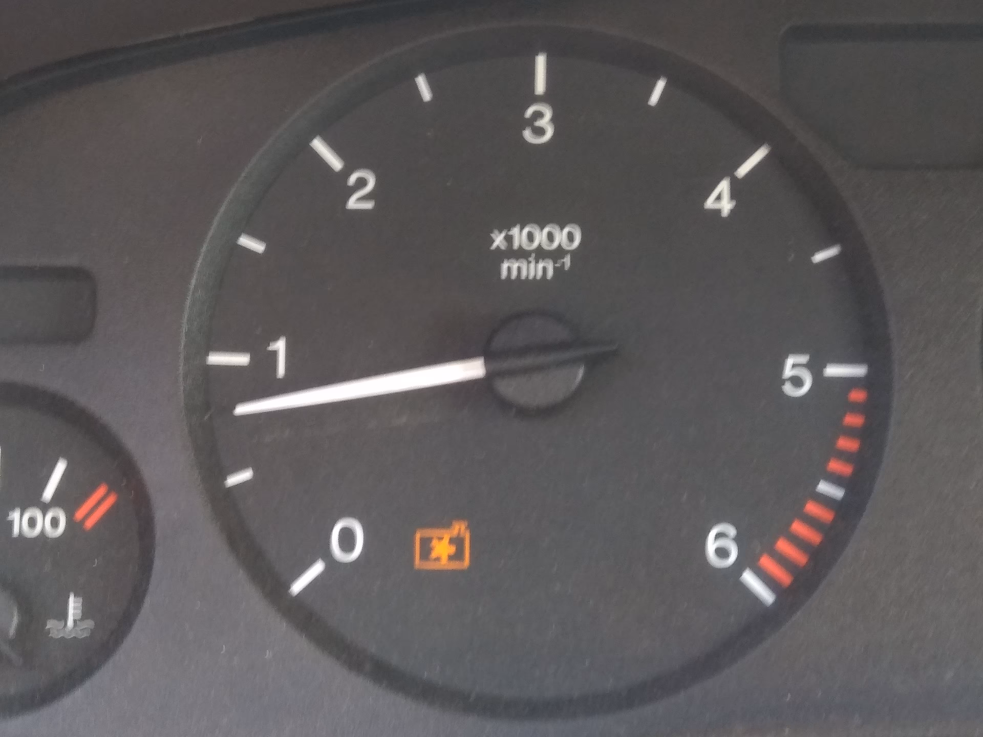 Dlaczego klimatyzacja wyłącza się podczas przyspieszania?