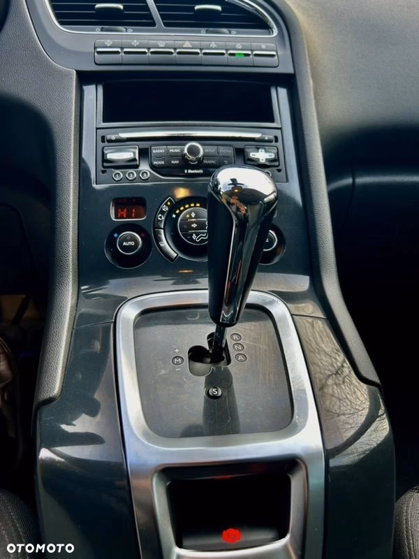 Jakie wersje wyposażenia dostępne są w Peugeot 5008?