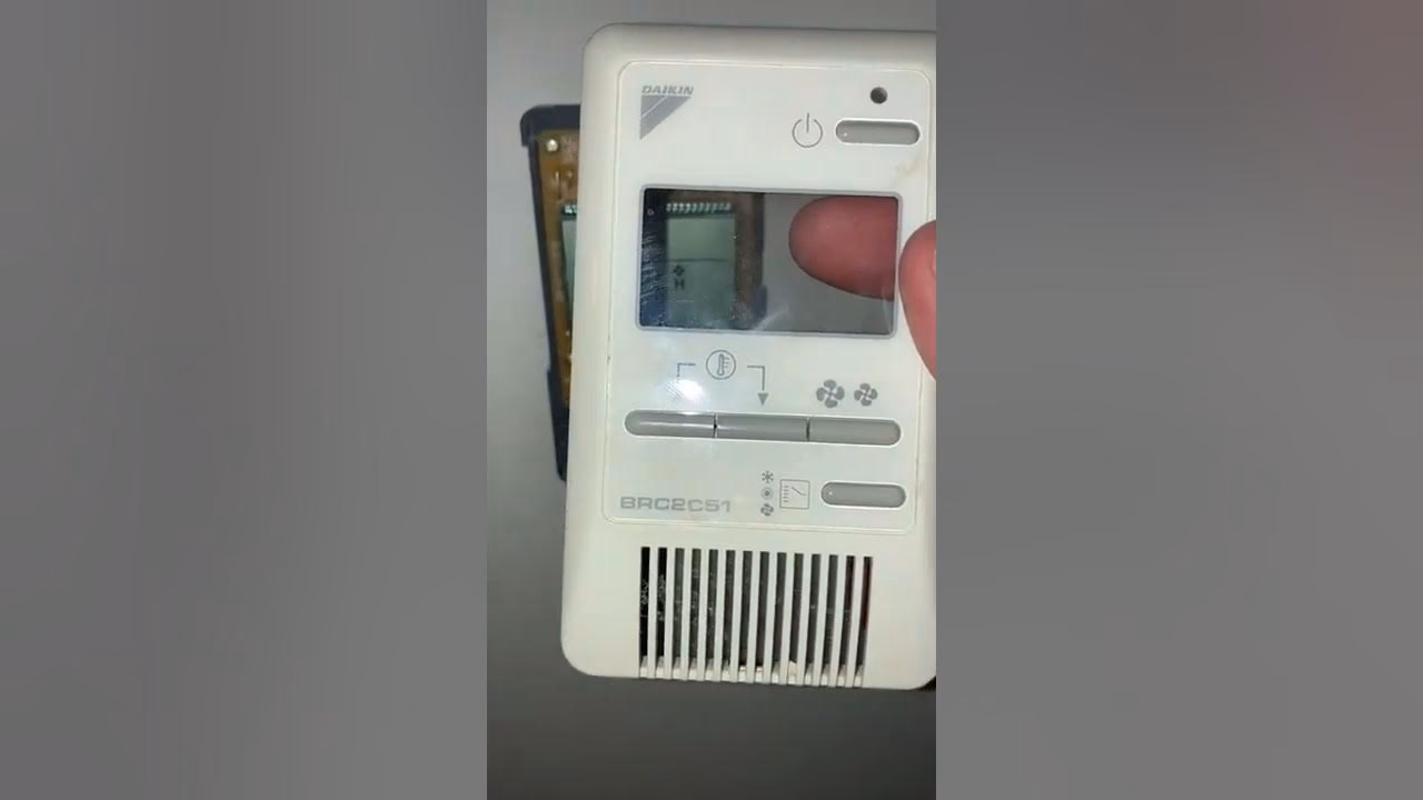 Co oznacza kod błędu u4 01 w jednostce klimatyzacyjnej Daikin?