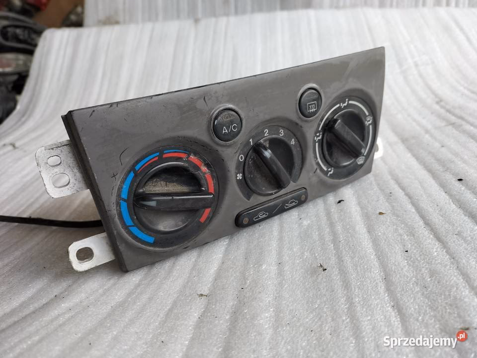 Dlaczego klimatyzacja w moim samochodzie Mazda wydmuchuje gorące powietrze?