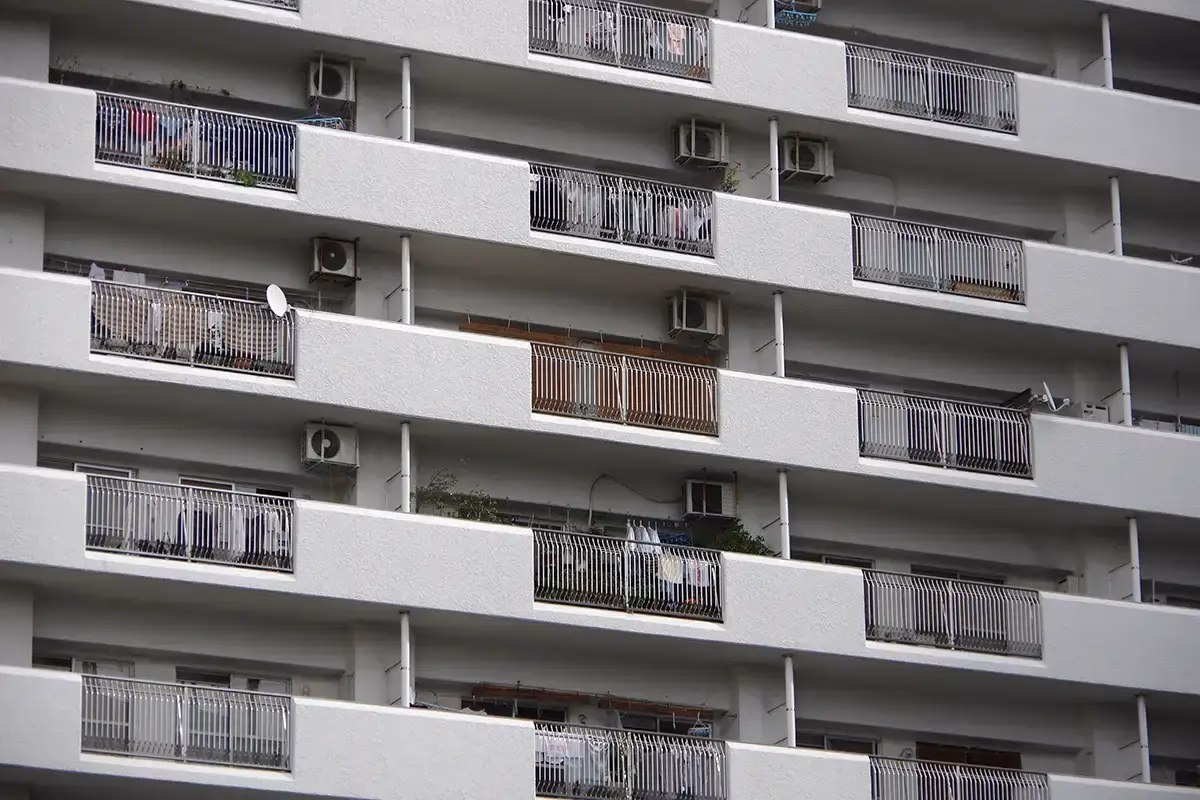 Czy potrzebna jest zgoda wspólnoty na montaż klimatyzacji na balkonie?