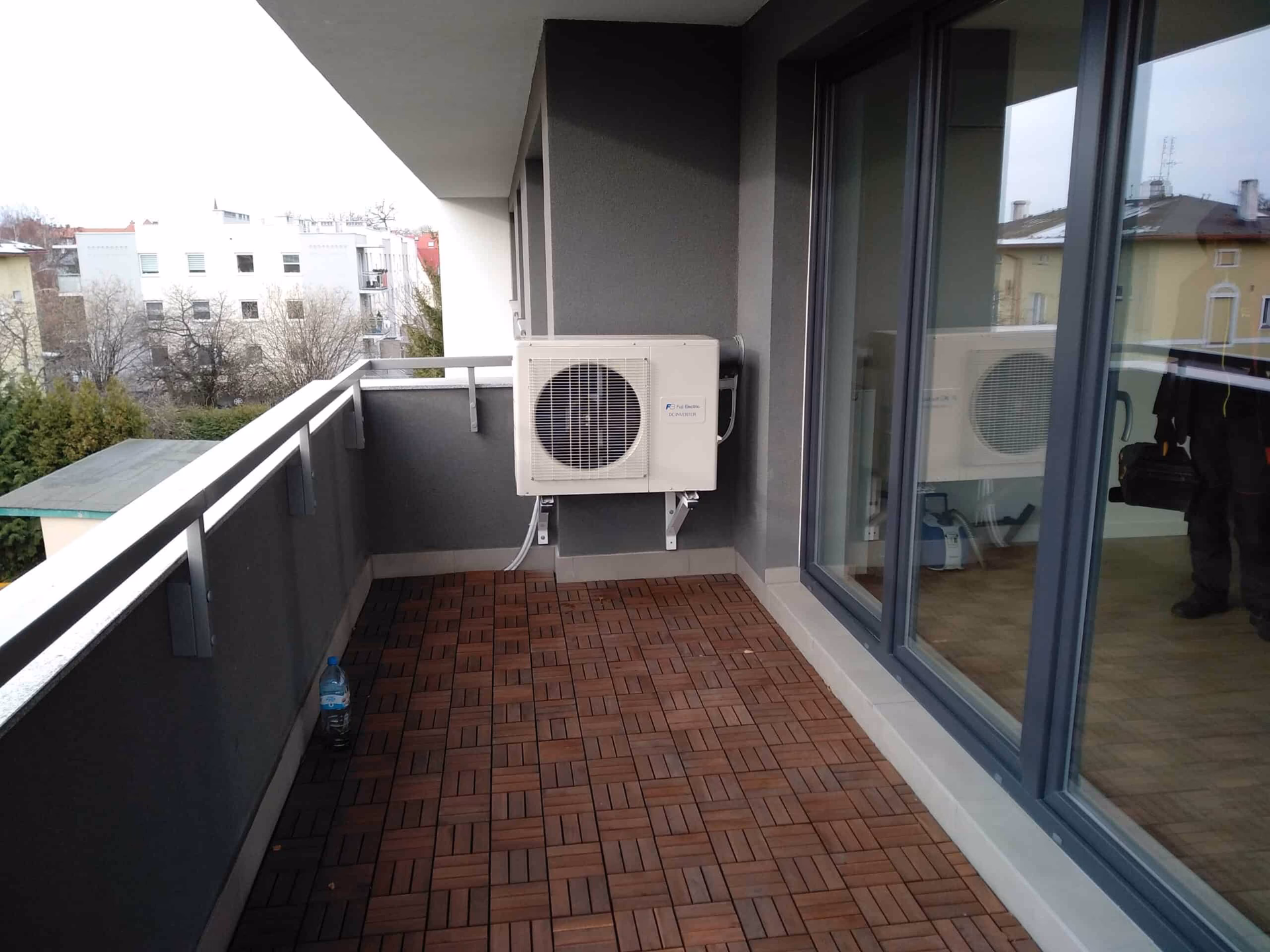 Czy klimatyzator na balkonie hałasuje?