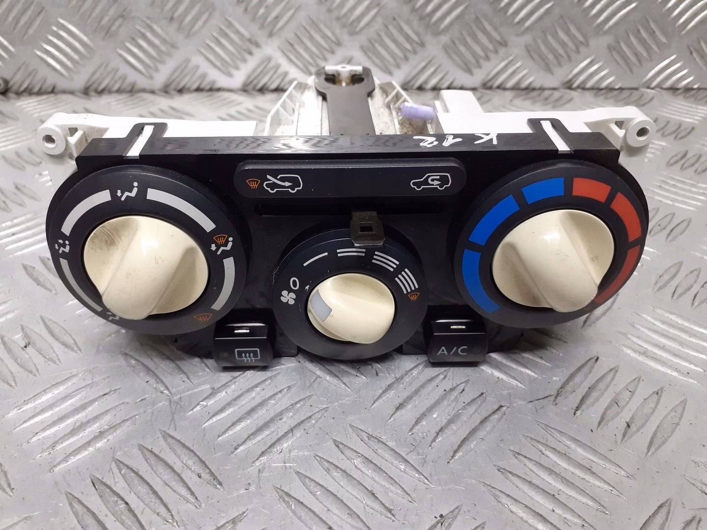 Gdzie jest dmuchawa w Nissan Micra K12?