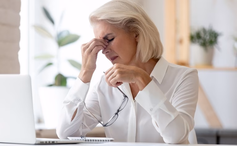 Jakie są przyczyny szczypania oczu?