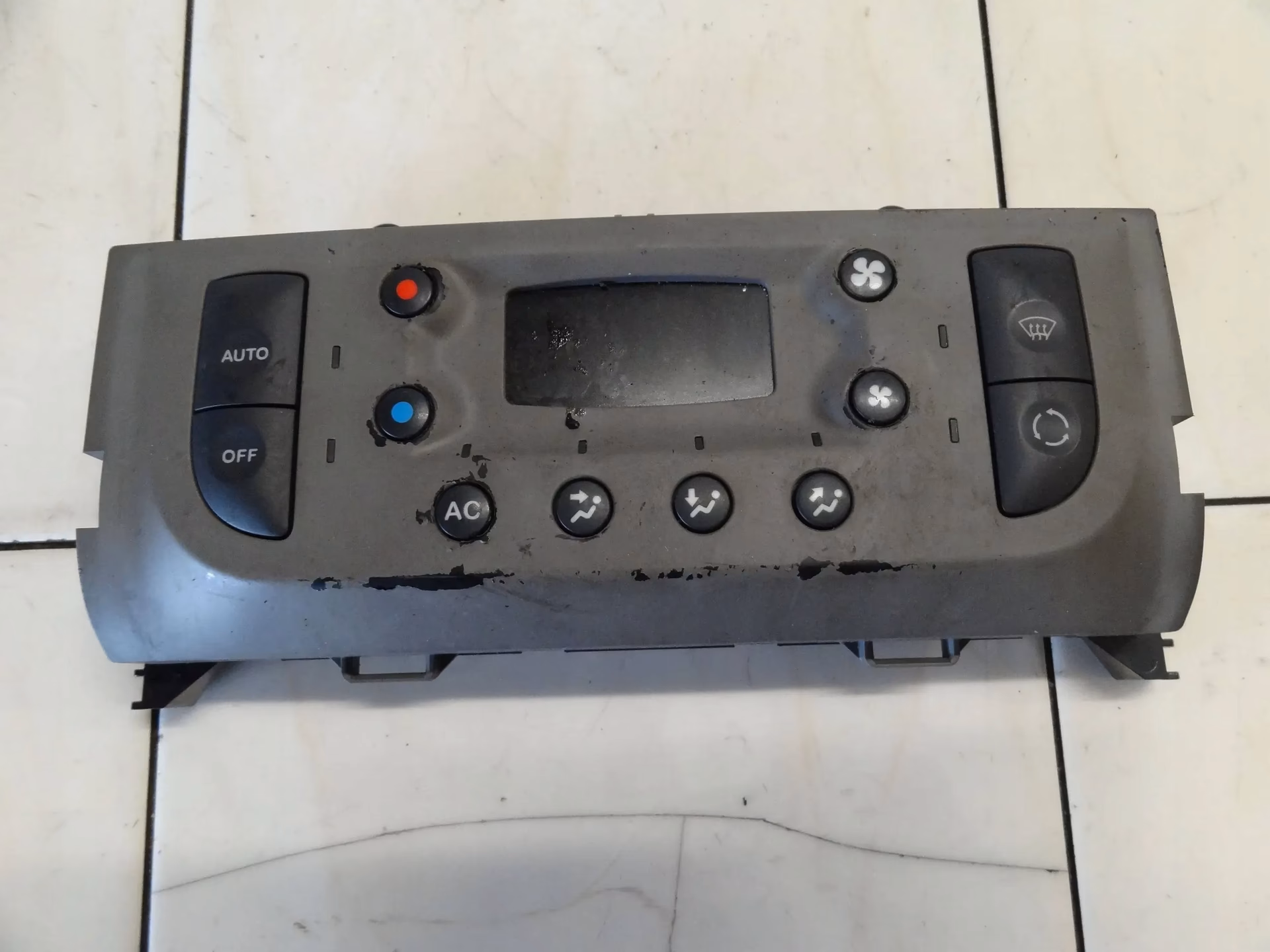 Ile pali Renault Thalia 1.4 benzyna?