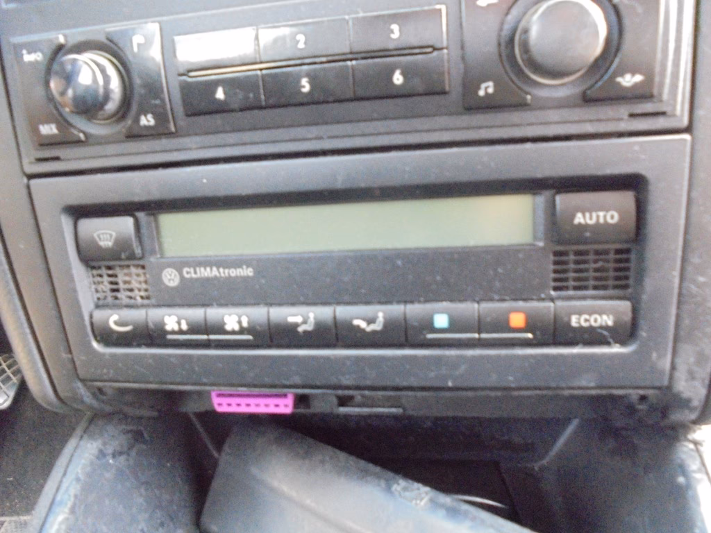 Jak włączyć klimatyzację w Golfie 4?