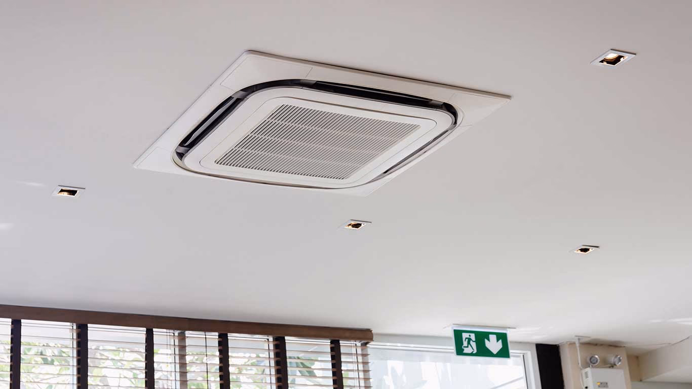 Czy klimatyzacja może być przy suficie?