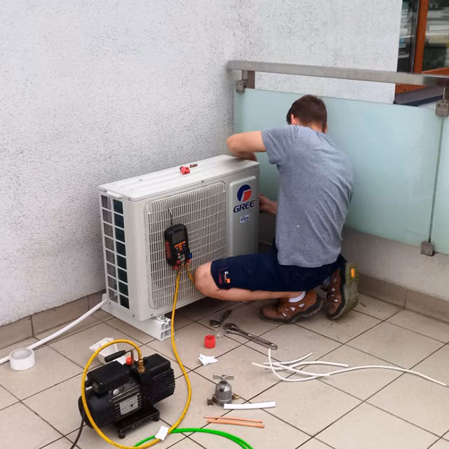 Ile zarabia monter klimatyzacji w Warszawie?