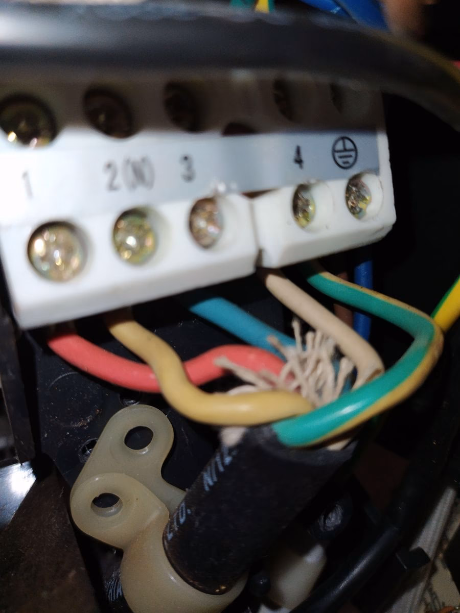 Dlaczego moja klimatyzacja włącza się, a potem wyłącza po kilku minutach?