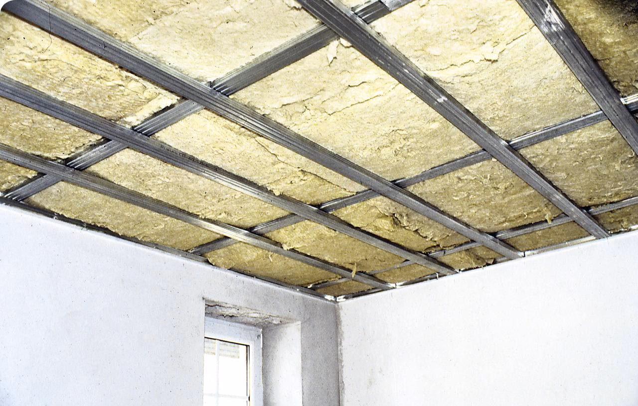 Ile kosztuje zawieszenie sufitu podwieszanego o powierzchni 750 stóp kwadratowych?