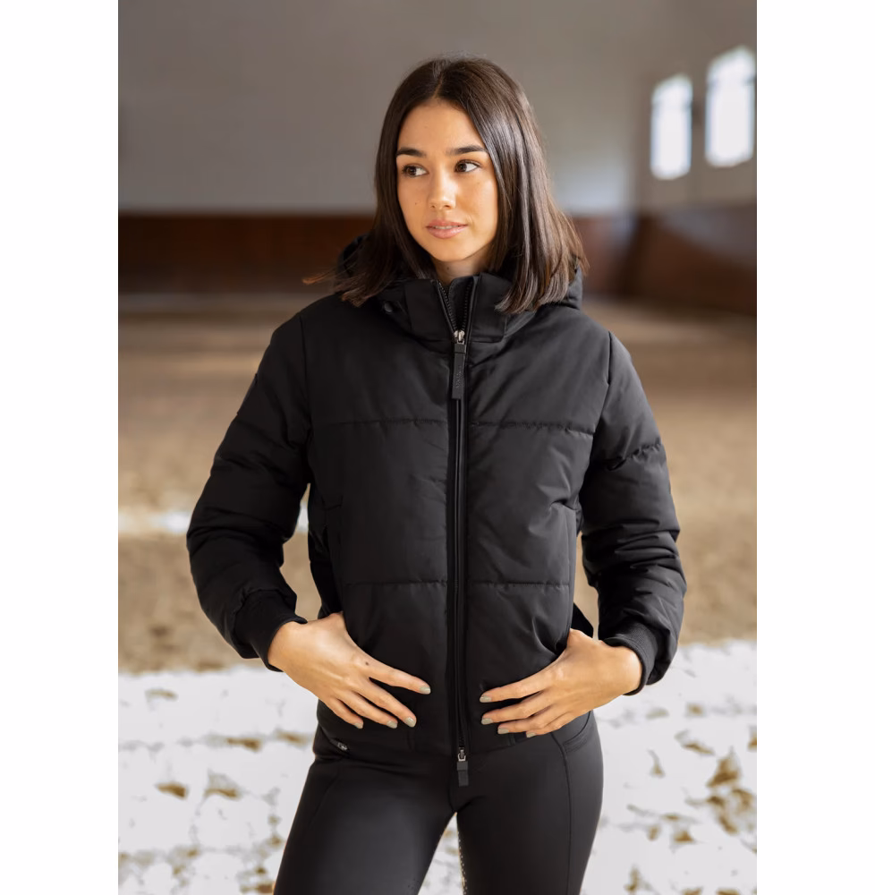 Czy kurtka z pierza zapewnia ciepło?