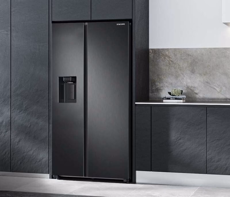 Czy lodówka side by side musi być podłączona do wody?