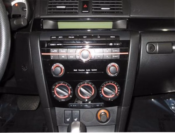 Czy Mazda 3 ma podwójną klimatyzację?