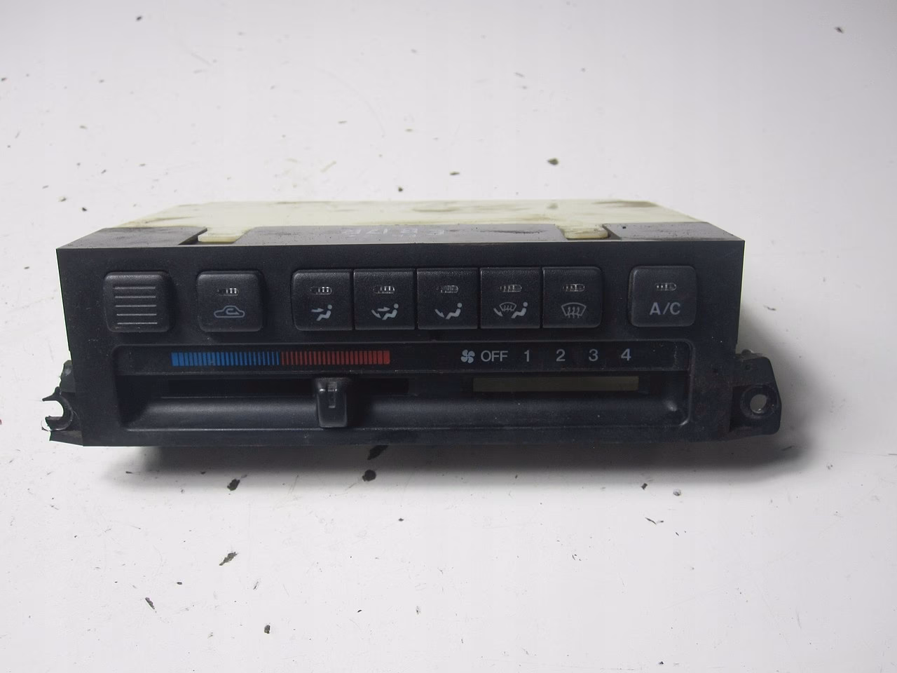 Dlaczego klimatyzacja w moim samochodzie Mazda nie dmucha zimnym powietrzem?