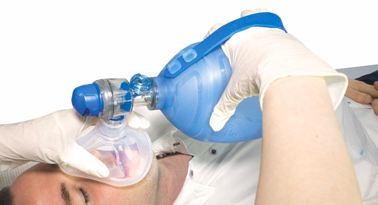 Jaki jest cel stosowania zbiornika tlenowego z workiem samorozprężalnym?