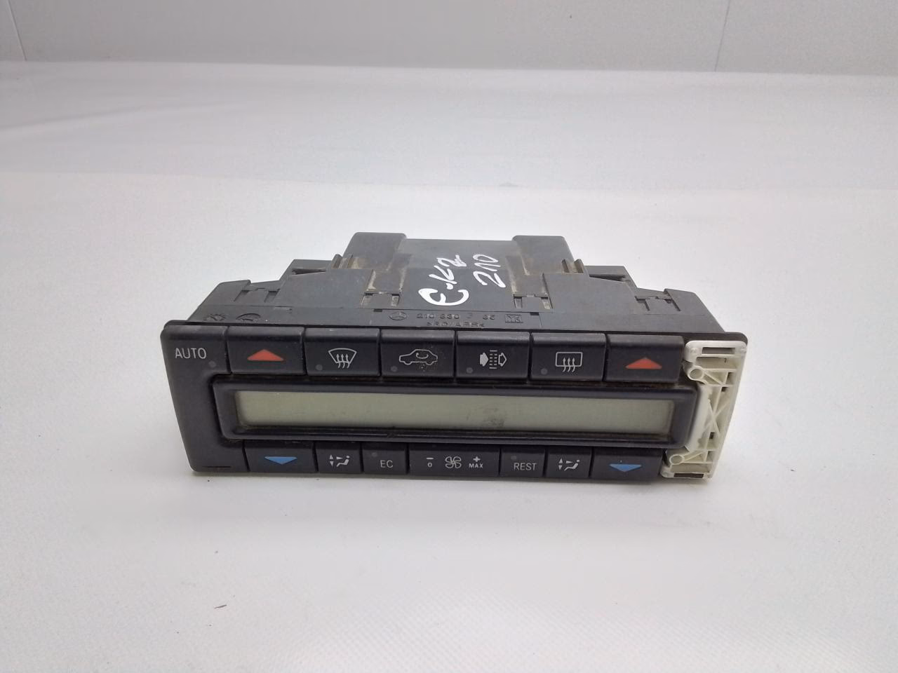 Jaka jest wydajność klimatyzatora W210?